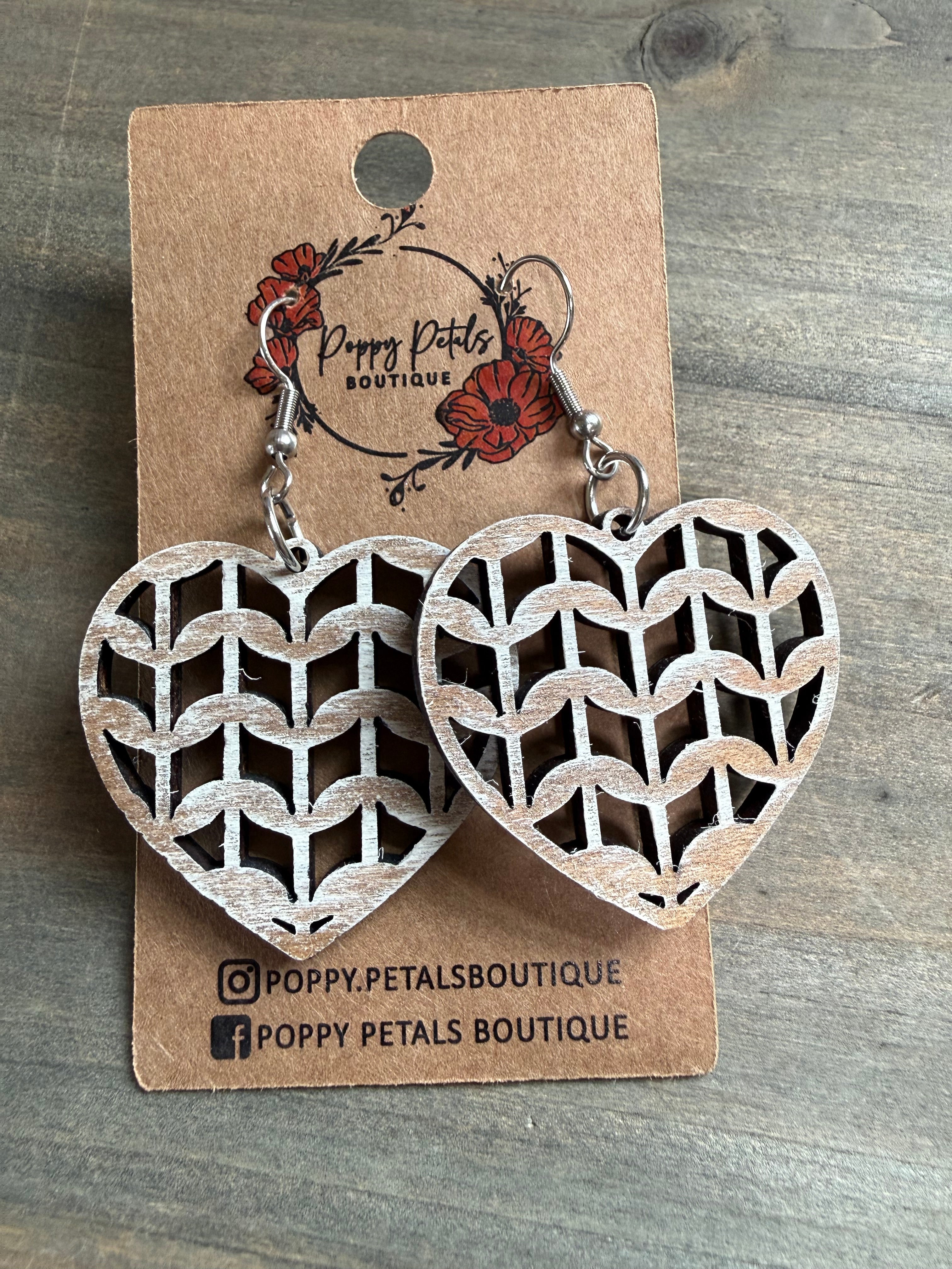 Distressed lattice heart earrings ￼